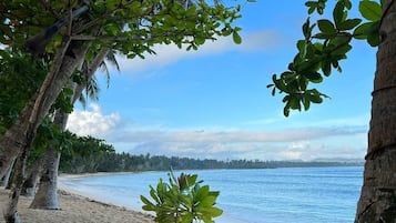 Na praia, espreguiçadeiras, toalhas de praia