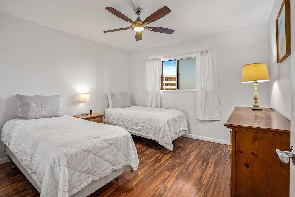 Menehune Shores 422 Updated Unit, Wifi, Panoramic Ocean Views, Great