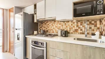 Refrigerador, microondas, horno, placa de cocina