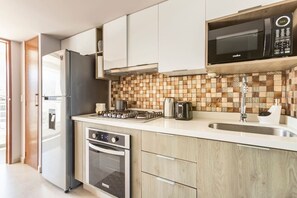 Køleskab, mikrobølgeovn, ovn, kogeplade