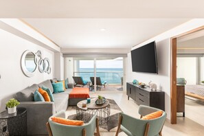 Een televisie en een stereo