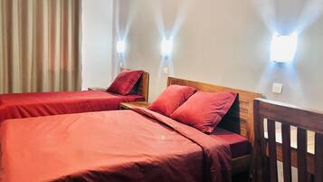 Chambre Familiale | Espace de travail pour ordinateur portable, Wi-Fi gratuit, draps fournis