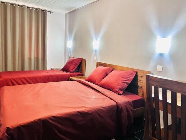 Family Room | Laptop workspace, free WiFi, bed sheets