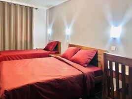 Espacio para trabajar con laptop, wifi gratis y ropa de cama 