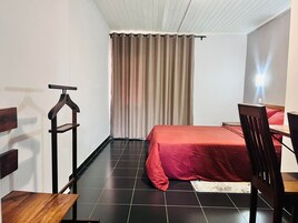 Espacio para trabajar con laptop, wifi gratis y ropa de cama 