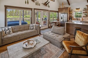 スマートテレビ、暖炉、書斎 / ワークスペース