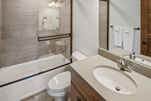 Baignoire, sèche-cheveux, serviettes fournies