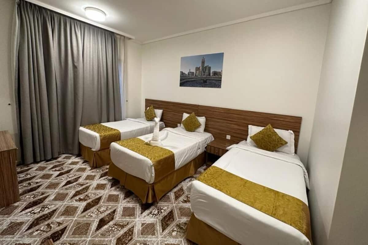 Triple Room | In-room safe, iron/ironing board, free WiFi, bed sheets