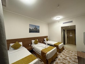 Chambre Triple | Coffres-forts dans les chambres, fer et planche à repasser