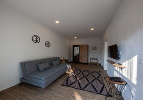 Minibar con artículos gratuitos y caja fuerte