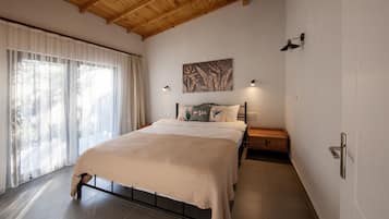 Free minibar, in-room safe, laptop workspace, free WiFi