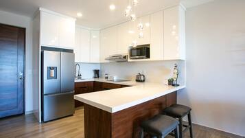 Coffee/tea maker, fridge, microwave, oven