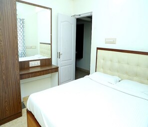 Deluxe Room | Egyptian cotton sheets, premium bedding, desk, WiFi - Seashore Residency (Puducherry)