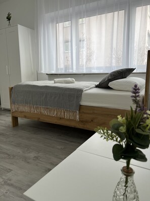 4 bedrooms, desk, iron/ironing board, travel crib - Modern apartment in the center, connection to Stuttgart, Märklineum and EWS Arena. (Göppingen)