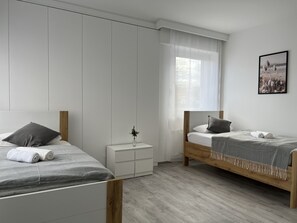4 soveværelser, skrivebord, strygejern/strygebræt, weekendseng