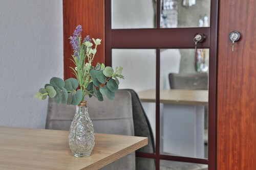 Modernes Apartment in Zentrum, Anbindung Stuttgart, Märklineum und EWS Arena.