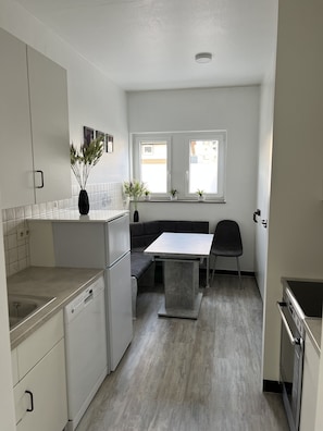 Fridge, oven, stovetop, dishwasher - Modern apartment in the center, connection to Stuttgart, Märklineum and EWS Arena. (Göppingen)