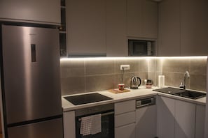 Kühlschrank, Mikrowelle, Ofen, Herdplatte