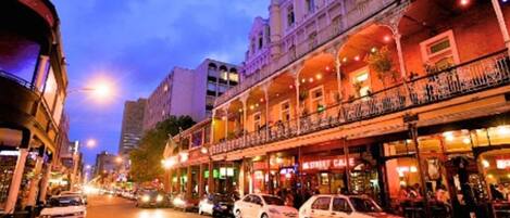 ベーシック アパートメント クイーンベッド 1 台 | 外観