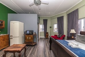 Departamento básico, 1 cama Queen size | 1 habitación y ropa de cama 