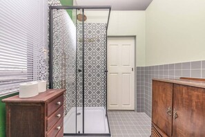 Departamento básico, 1 cama Queen size | Baño | Regadera, toallas, jabón, shampoo 