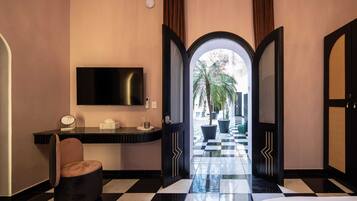 6 dormitorios, caja fuerte, escritorio y tabla de planchar con plancha