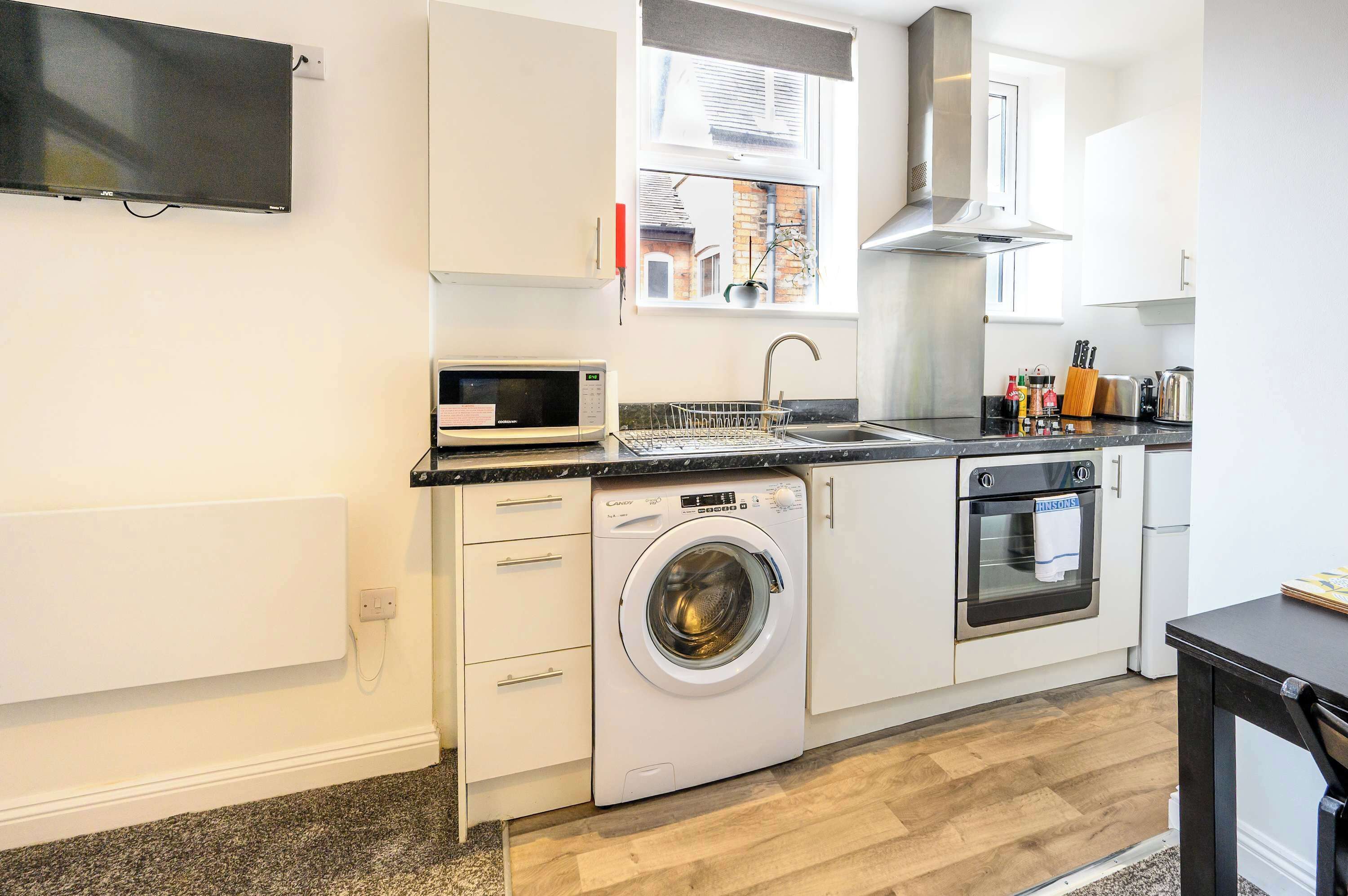 Kjøleskap, mikrobølgeovn, ovn og kokeplater