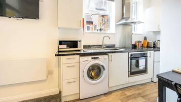 Kjøleskap, mikrobølgeovn, ovn og kokeplater