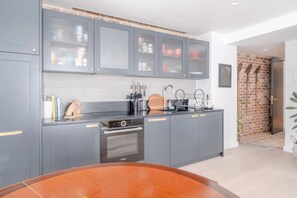 基础公寓, 多张床 | 私人厨房 | 烤箱、炉灶、洗碗机、厨具/餐具