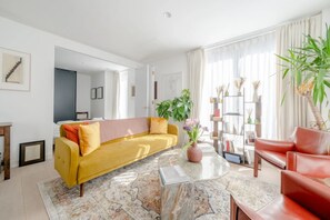 Departamento básico, varias camas | Área de sala de estar