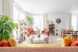 Departamento básico, varias camas | Área de sala de estar