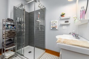 Haartrockner, Handtücher, Seife, Shampoo
