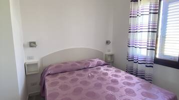 2 bedrooms, iron/ironing board, internet, bed sheets