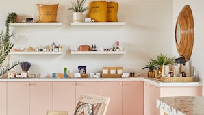 Una cocina moderna con armarios de madera, una isla central y una lámpara colgante.