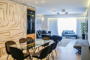 Apartamento, 3 quartos | Opções para refeição no quarto