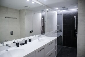 Apartment, 3 Bedrooms | Bathroom | Shower, rainfall showerhead, hair dryer, towels - YalaRent Midtown towers TLV (Tel Aviv)
