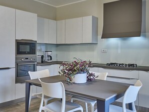 Microwave, oven, dishwasher, toaster - Cosy apartment for 4 guests with WIFI and patio (Dongo)