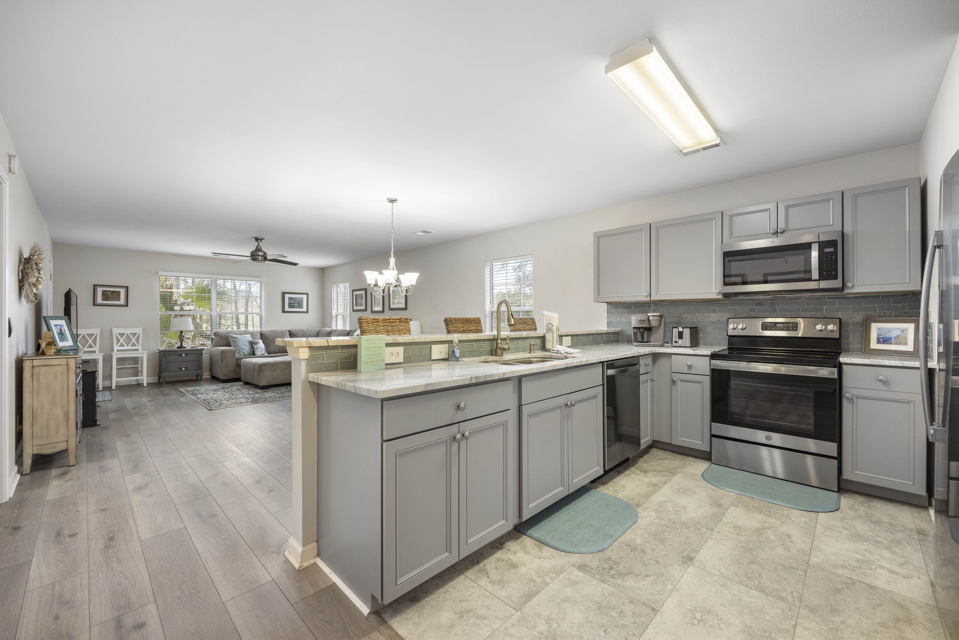 Køleskab, mikrobølgeovn, ovn, kogeplade