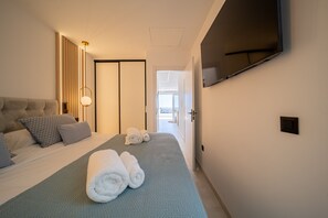 2 makuuhuonetta, tallelokero huoneessa, silitysrauta/-lauta