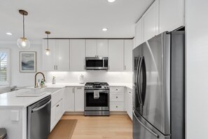 Kjøleskap, mikrobølgeovn, ovn og kokeplater