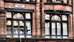 Ein Gebäude mit einem Schild, auf dem „Sauchiehall Street“ steht.