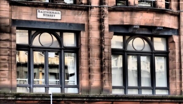 Ein Gebäude mit einem Schild, auf dem „Sauchiehall Street“ steht.