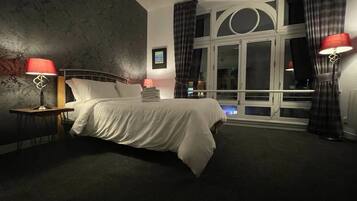 1 dormitorio, tabla de planchar con plancha, wifi y ropa de cama