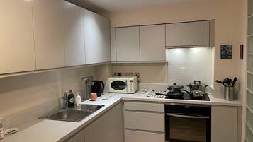 Refrigerador, microondas, horno y parrilla de estufa