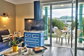 TV - Ground floor one-bedroom apartment with garden, pool and sea views and a terrace (Guilvinec)