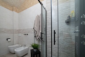 Dusche, Haartrockner, Handtücher, Toilettenpapier