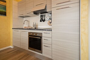 Fridge, oven, dishwasher, coffee/tea maker
