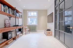 Casa básica, varias camas | Interior