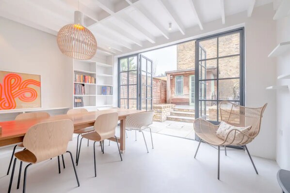 Casa básica, varias camas | Restaurantes