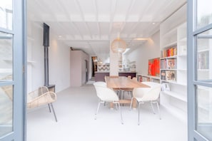 Casa básica, varias camas | Restaurantes
